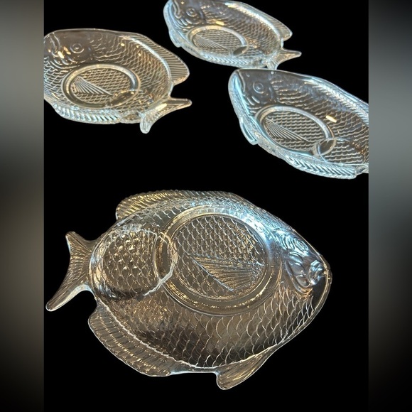 Set of 4 Vintage Clear Glass Fish Shape Appetizer Plates - Excellent Condition! - Picture 2 of 9